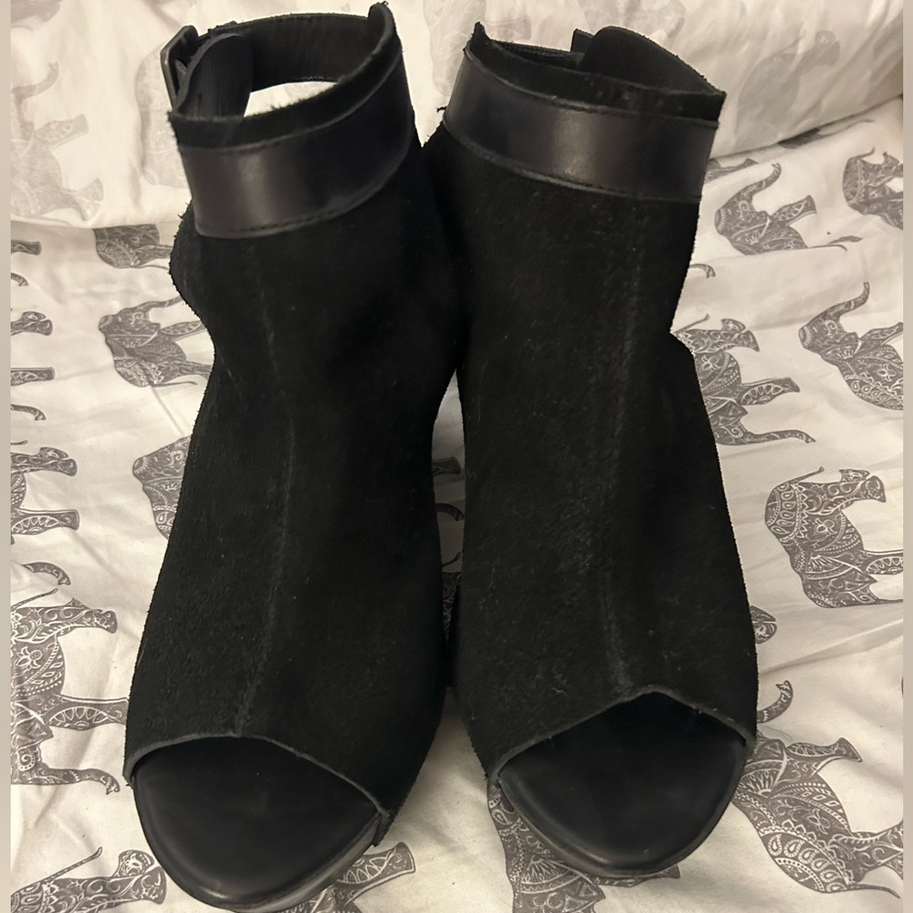 Korke Ease Berit Black/Black Combo Size 11 Platform Peep-Toe Wedge
